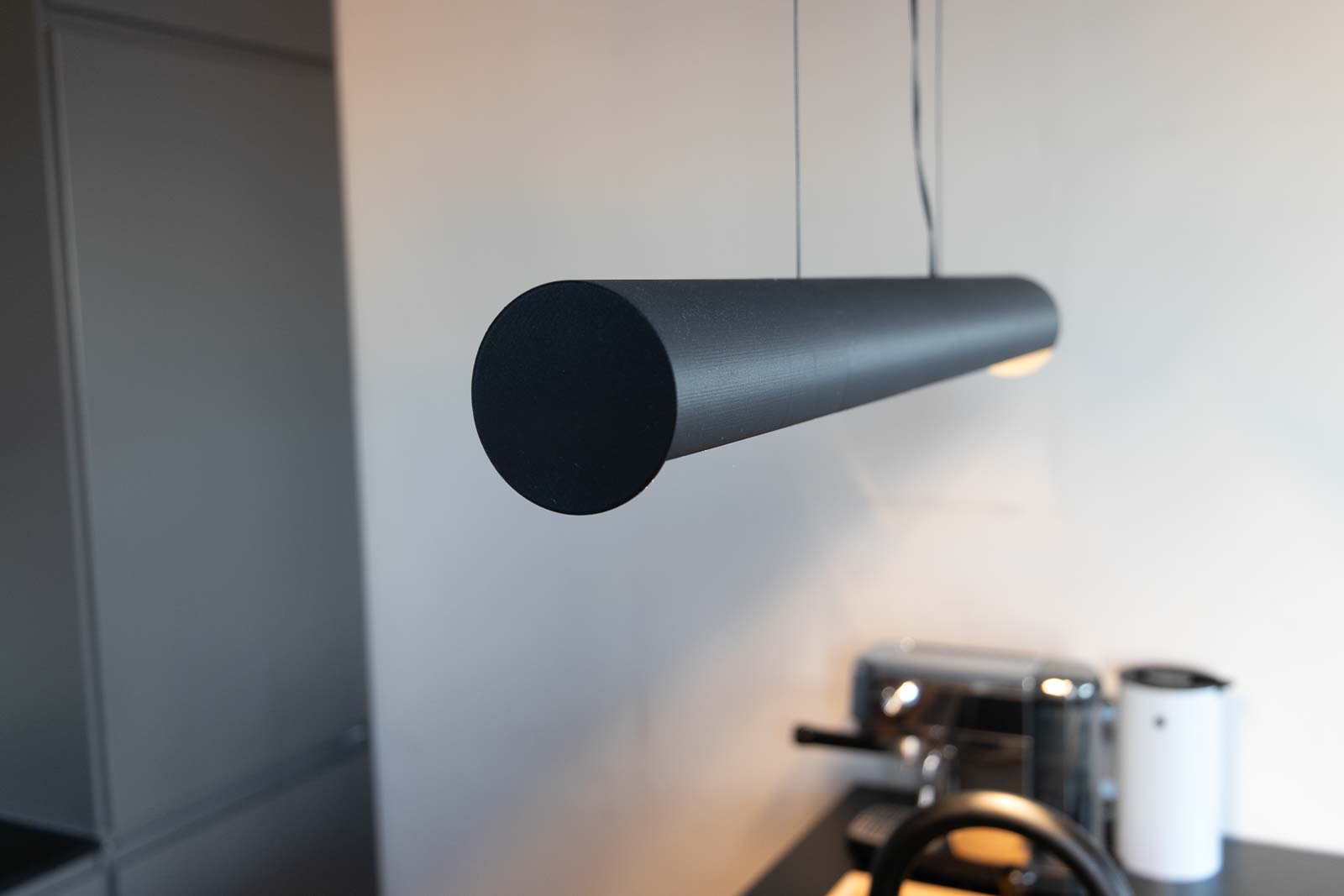 diy-3d-druck-led-haengeleuchte-lampe-selber-bauen-produkt-9 Nahaufnahme einer selbst gebauten 3D Druck Pendelleuchte montiert über einer Kücheninsel