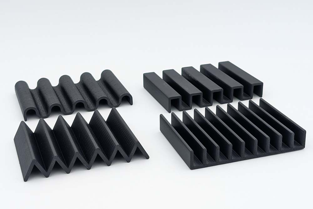 3d-druck-seifenablage-seifenhalter-seifenschale-1 3D Druck Seifenhalter Seifenschale, gedruckt in matt schwarzen Filament, zeigt die vier verschiedenen Designs: Rippen Rechteck, Dreieck und Wellen.