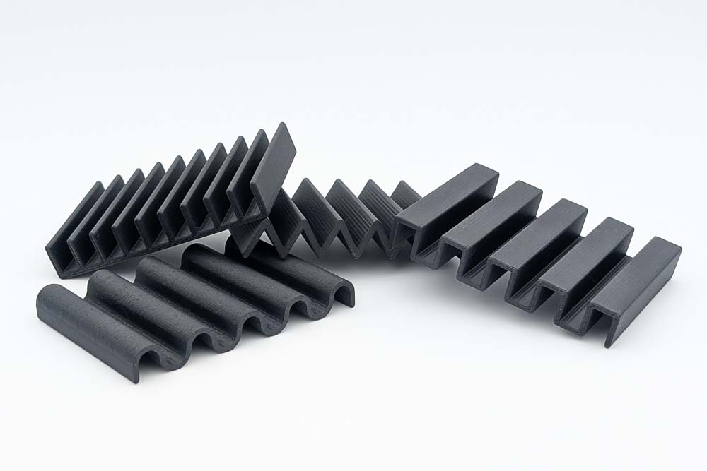 3D Druck Seifenablage Seifenschale, gedruckt in Matt schwarzen Filament, zeigt die vier verschiedenen Designs: Rippen Rechteck, Dreieck und Wellen.