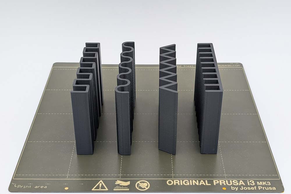 3D Druck Seifenablagen auf Druckplatte von Prusa MK3S 3D Drucker Matt schwarzes Filament und 4 verschiedene Designs Rechteckig Dreieck Wellen und Rippen