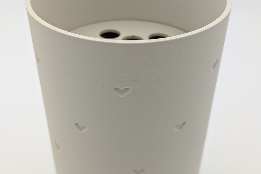 Beige Blumenvase 3D Druck mit Mini Herzen die hohl sind, auch die Blumenscheibe ist erkennbar
