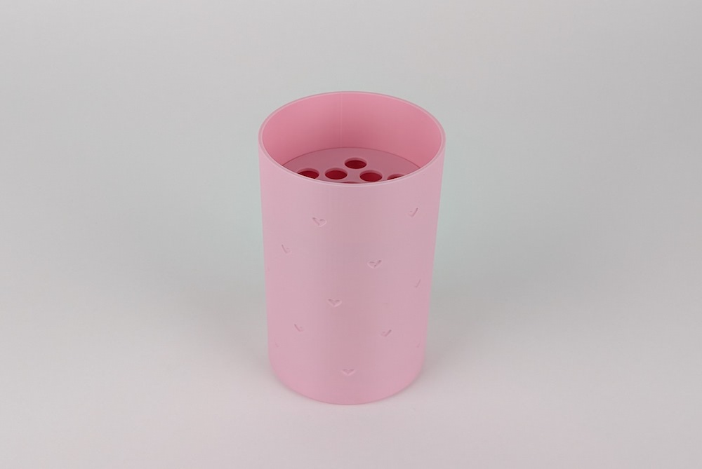3D Druck Vase mit Blumenscheibe, gedruckt in rosa Filament, zeigt das Design mit Blumenscheibe, die Herzen sind nicht ausgeformt