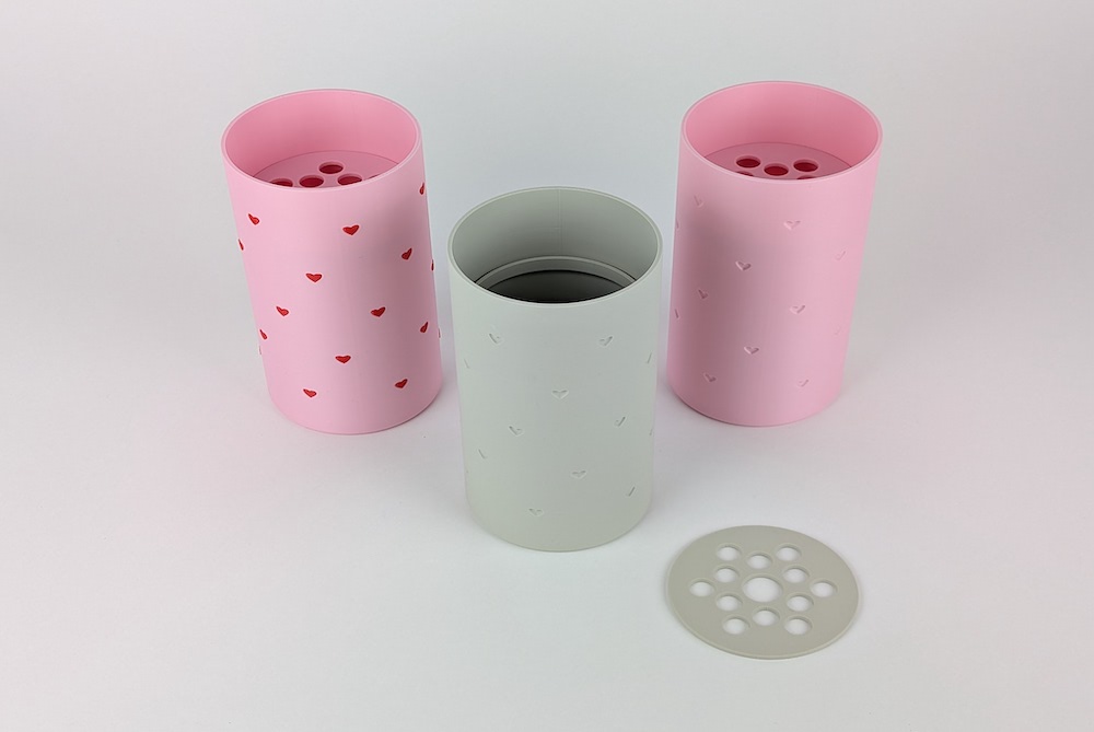 Alle Varianten der Blumenvase mit Herzen, in rot erhaben und hohl in rosa und beige