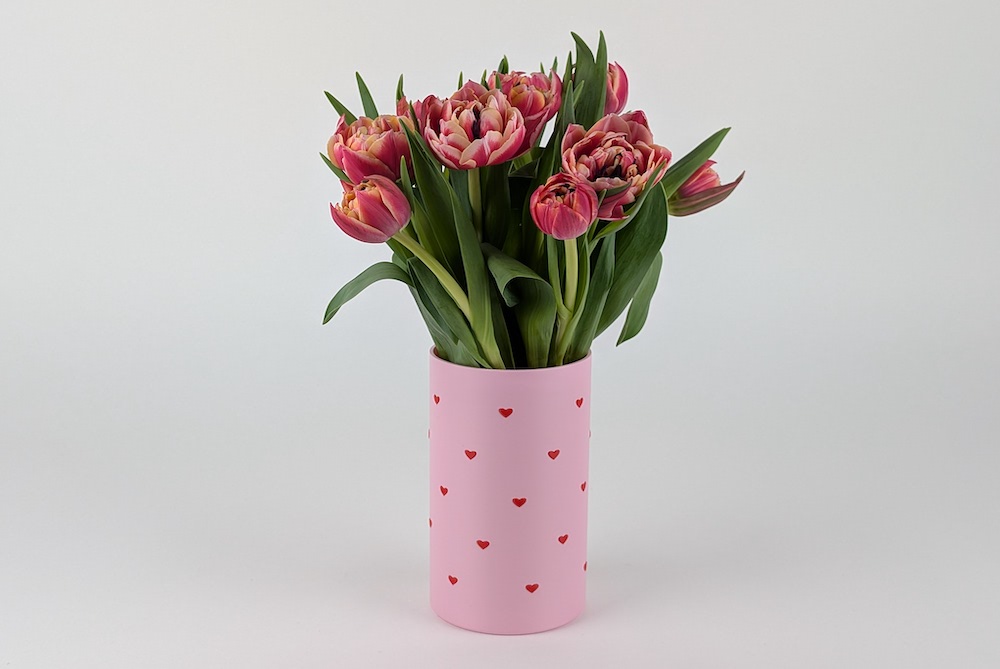 3D Druck Vase mit Blumenscheibe, gedruckt in rosa Filament, zeigt das Design mit Blumenscheibe, die Herzen sind rot und ausgeformt mit Blumen