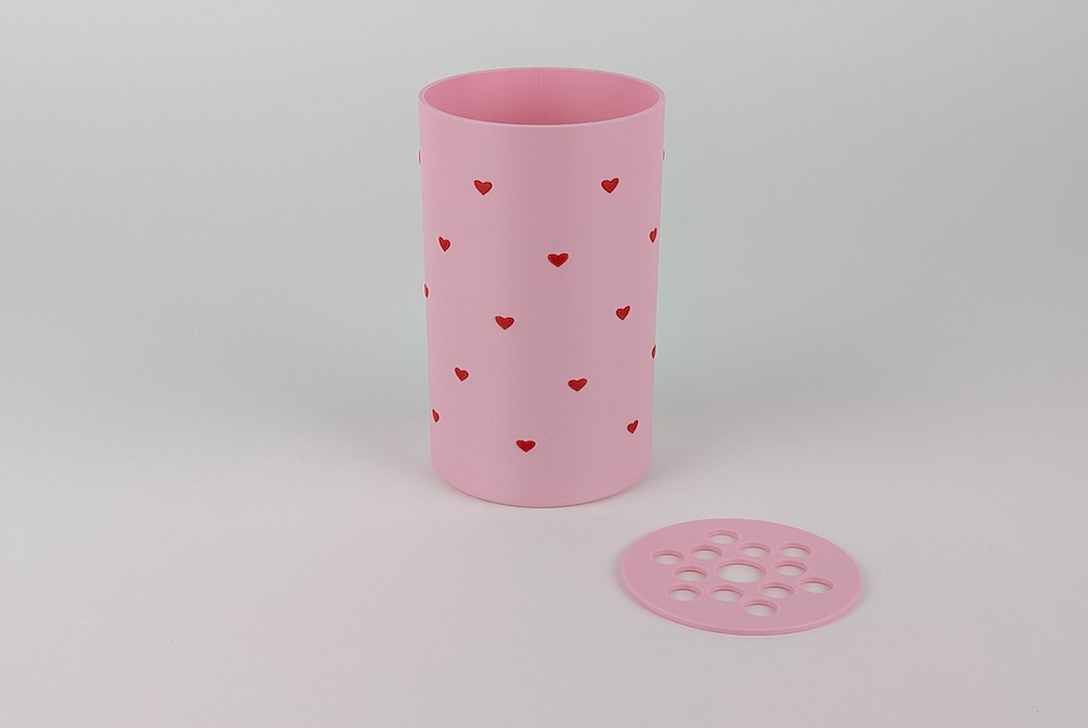 3D Druck Vase, gedruckt in rosa Filament, die Herzen sind rot und ausgeformt, man sieht die Blumenscheibe daneben