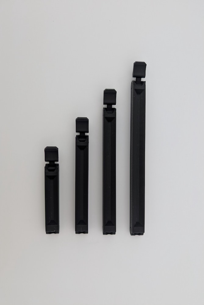 Vier Größen von 3D-gedruckten Verschlussclips in matt Schwarz