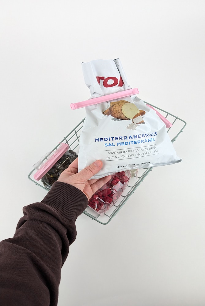 3D-gedruckte Verschlussclips in verschiedenen Farben und Größen in einem Korb