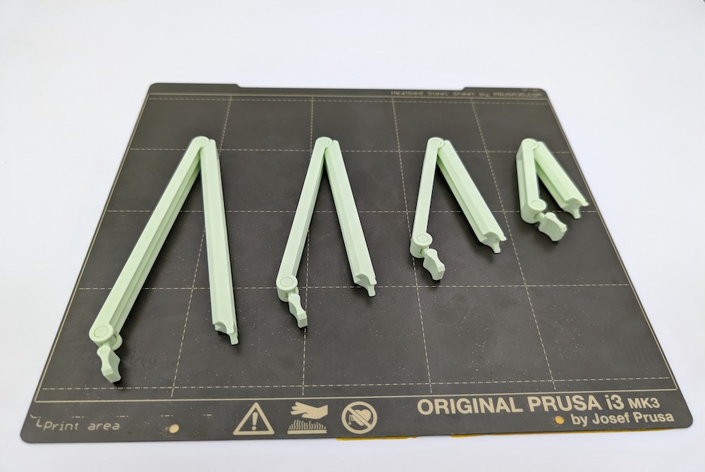 3D-gedruckte Verschlussclips in Mint auf der Druckplatte nach dem Druck