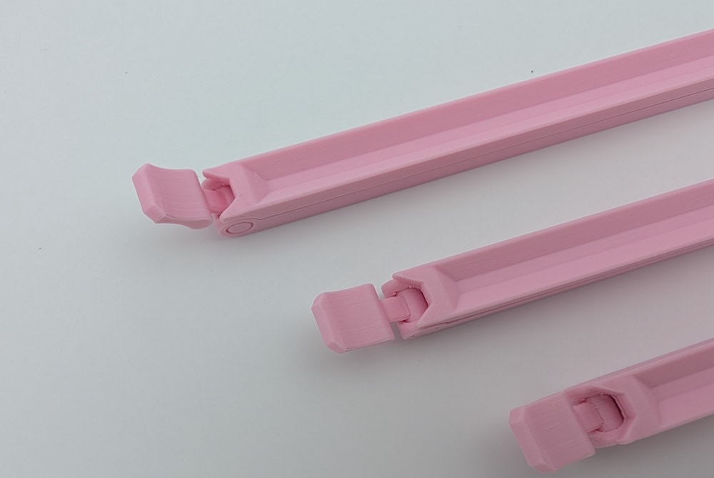Nahaufnahme eines 3D-gedruckten Verschlussclips in mattem Rosa