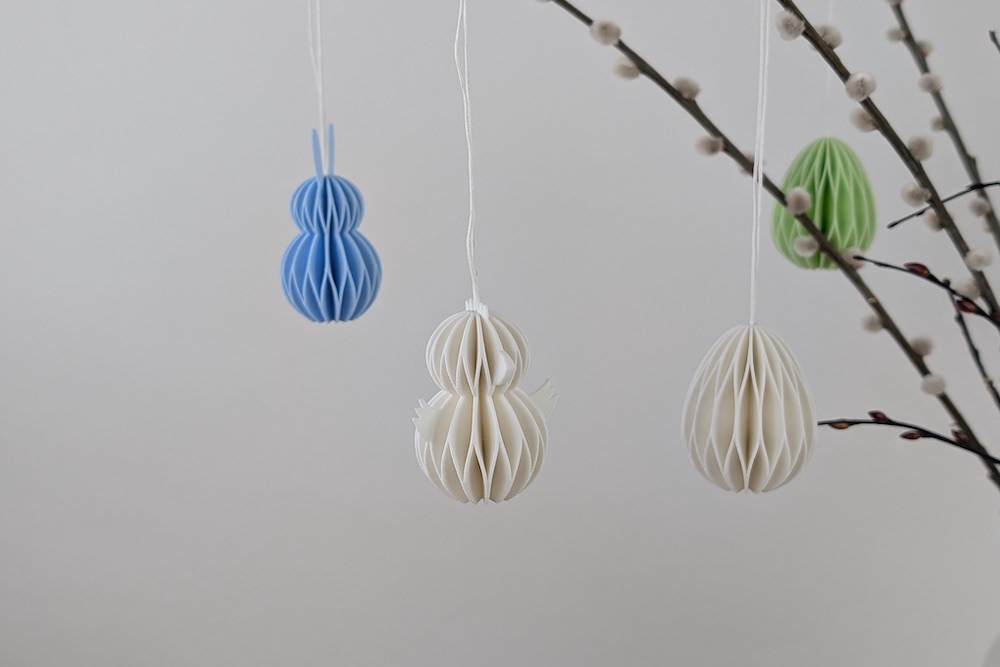 Osterstrauch mit 3D Druck Ostereier, Osterhasen und Osterküken in den Farben weiß, hellgrün und hellblau