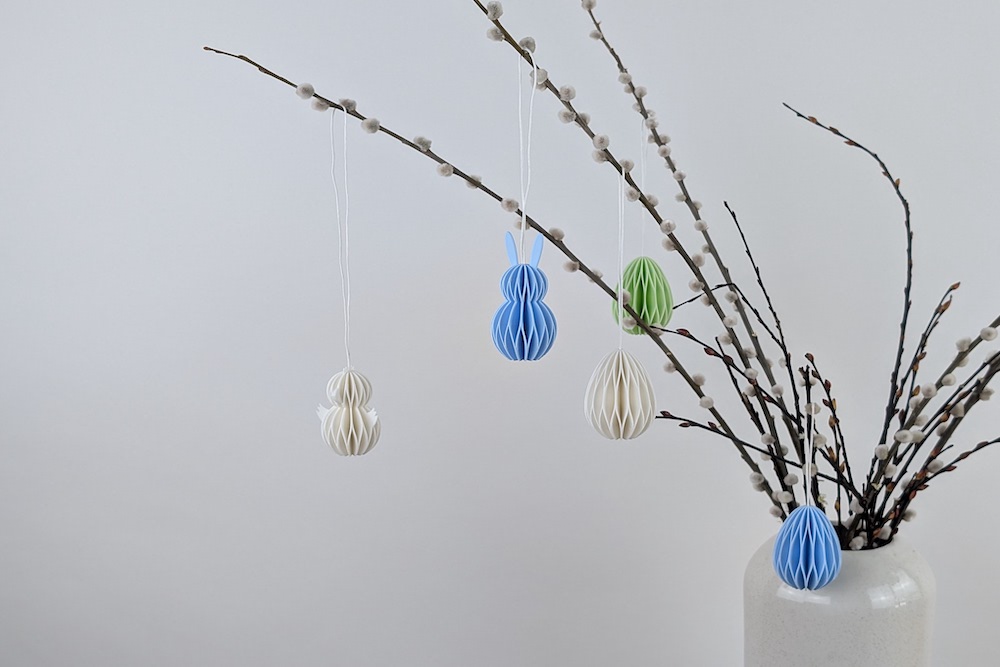 Osterstrauch mit 3D Druck Ostereier, Osterhasen und Osterküken in den Farben weiß, hellgrün und hellblau