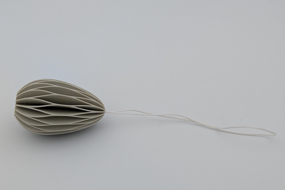 3D gedrucktes Osterei mit durchgezogener Schnur in beige