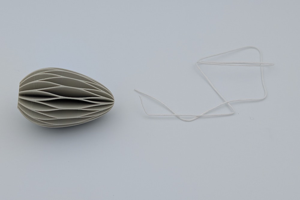 Schnur zum Einfädeln der Ostereier und Osterei in beige