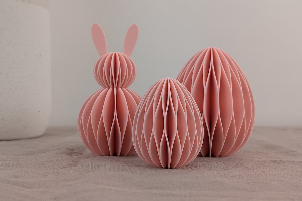 Set mit Osterdeko in Wabenoptik (ein Osterhase und zwei Ostereier in verschiedenen Größen) in der Farbe rosa