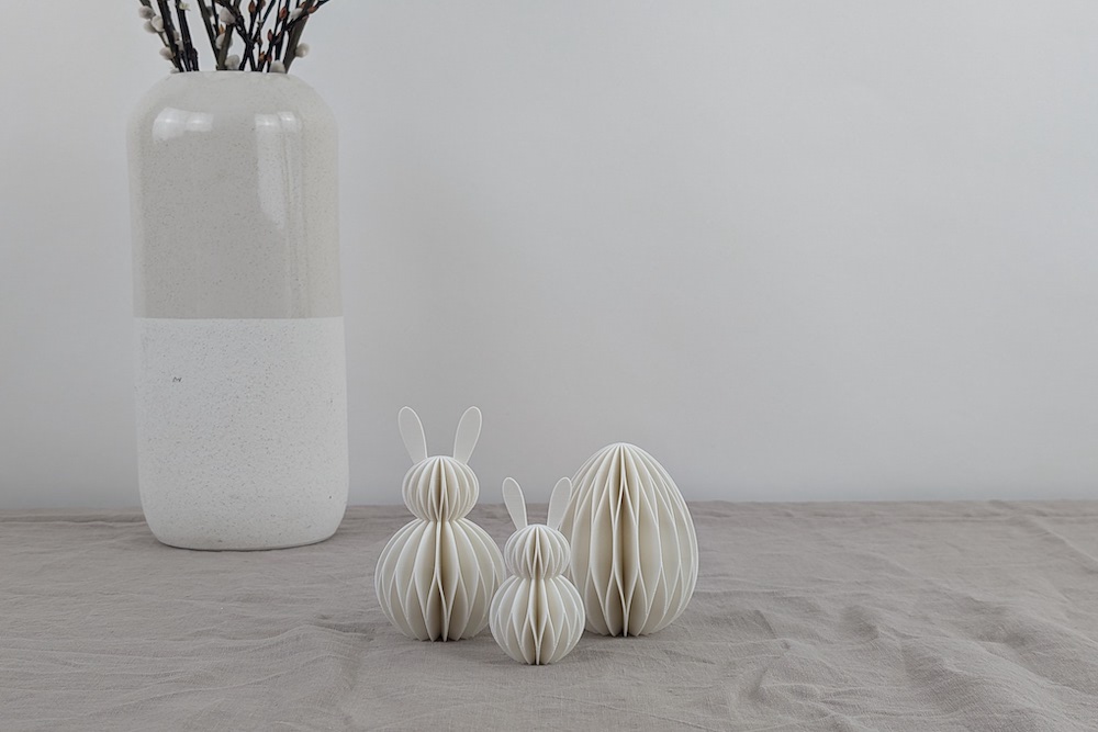 Set mit Osterdeko in Wabenoptik (zwei Osterhasen in verschiedenen Größen und ein Osterei) in der Farbe weiß