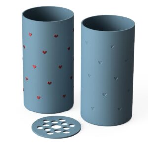 Rendering für das Produktfoto der 3D Druck Dateien für die Blumenvase mit kleinen Herzen, zeigt die Version mit andersfarbigen erhabenen Herzen und die Version mit vertieften Herzen für den einfarbigen 3D Druck, sowie eine Blumenscheibe zum einlegen in die Vase