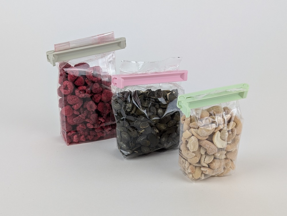 3D gedruckte Beutel Verschlussklemmen in matt Beige, Rosa und Mint, die drei verschiendene Verpackungen verschließen